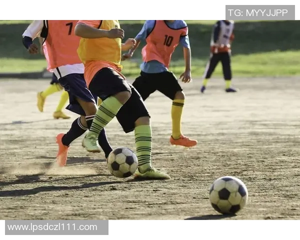 足球小球迷心中的偶像是谁 他与明星球员的亲密互动瞬间